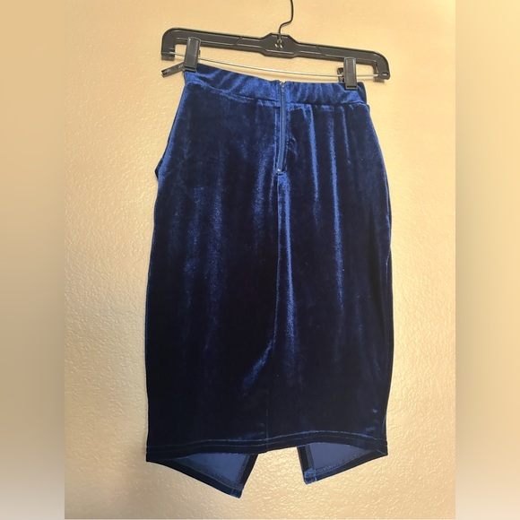 PAPAYA  VELVET 2 PIECE SET ( SKIRT, TOP) - Picture 5 of 6